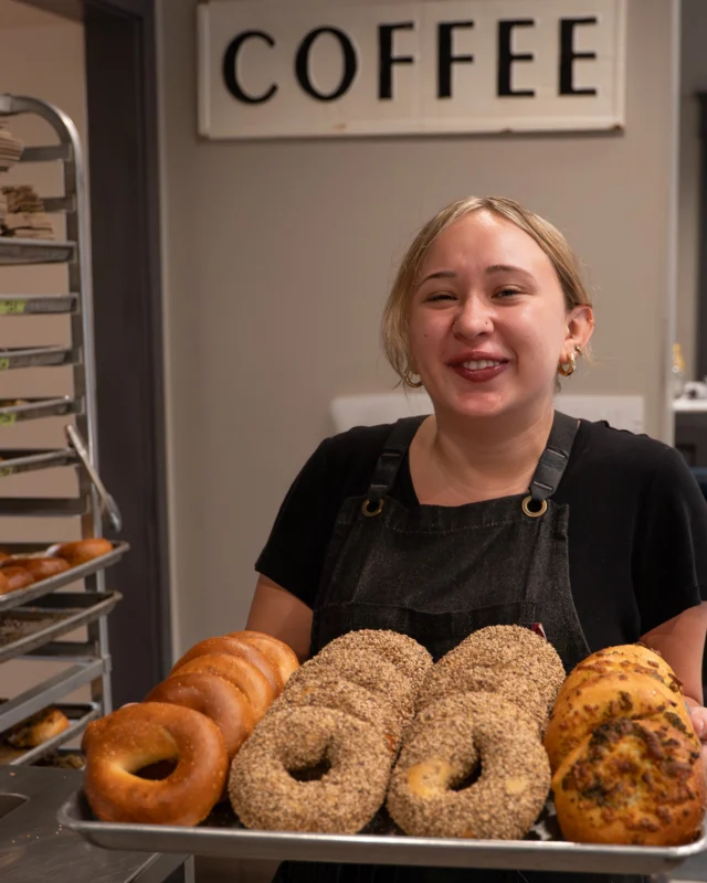 Early mornings, warm ovens, and the kind of teamwork that makes the first bagels of the day extra special. Big appreciation for our crew who show up before the sun to keep Sonoma County stocked with fresh-baked goodness. 🥯☕
📸: @savery.media