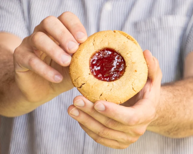 This gluten-free peanut butter cookie with a strawberry jam center is your sign to put it in the cart. ✨
Pre-order for your holiday gatherings and instantly become everyone’s favorite guest. We’ll box up the classics: brisket, bagels, latkes, sides, sweets. You take the credit.
📸: @savery.media