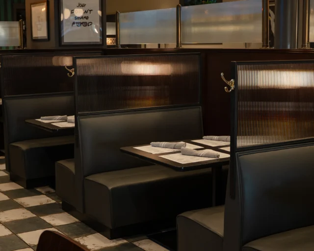 A booth, a cocktail, something noshy on the way.
That New York deli energy is waiting for you tonight.
📸: @savery.media