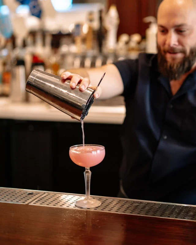 A touch of holiday cheer behind the bar and the perfect pour to match. ✨