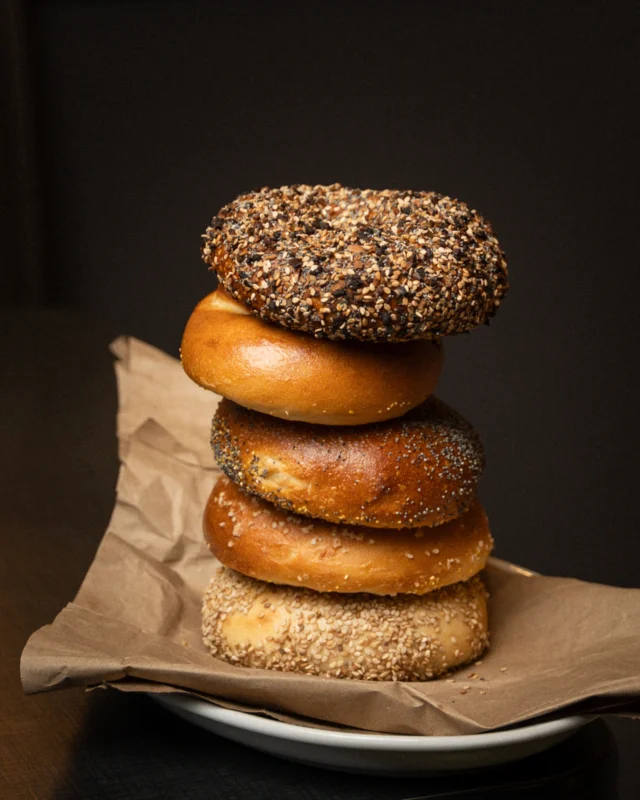 The morning line-up. Fresh from the bakery. 🥯
📸: @savery.media