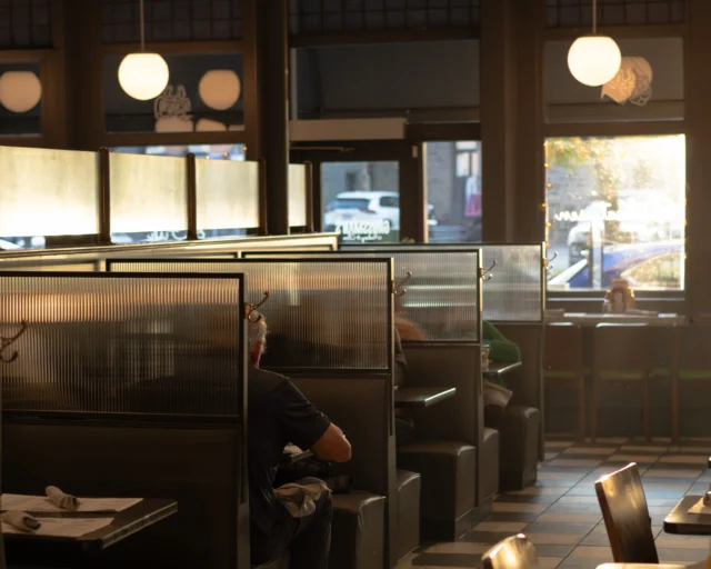 A good booth and a little afternoon glow. That’s all you really need.
📸: @savery.media