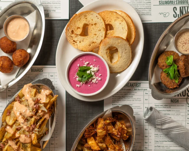 Happy Hour is back at Grossman’s and frankly… she’s looking good. 🥯🍸✨

Monday through Friday from 3–6pm, we’re loading the table with noshes, crispy things, cold drinks, and all the little bites.

Dirty Fries piled high with deli debris and special sauce, Crispy Corned Beef Reuben Croquettes, Potato Leek Latkes with house made lox, frozen shots, $6 draft beers, bagel chips & dip… the works.

Post-work snacks, neighborhood hangs, and a very solid excuse to order one of everything for the table. 🍟🥂

Happy Hour
Monday–Friday • 3–6pm