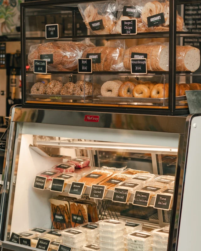 Our small but mighty deli counter is stocked and looking very cute right now. 🥯✨