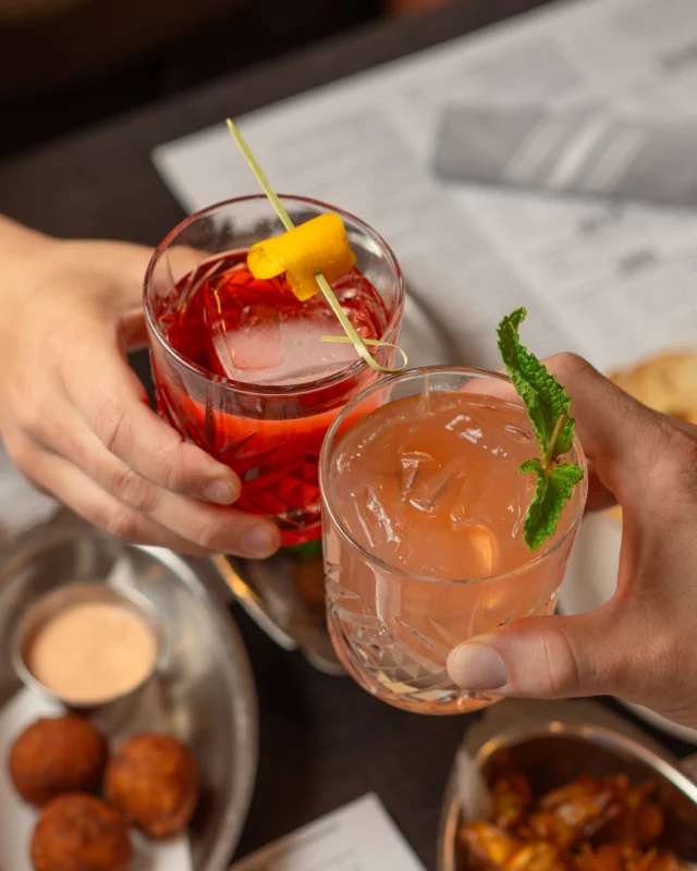 The cocktails are flowing, the croquettes are crispy, and Grossman’s Happy Hour is back where you belong. 🥃
Monday through Friday from 3–6pm.